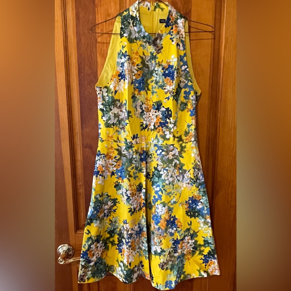 Beautifully tailored dress - knee length. Great condition. Dress with lining.